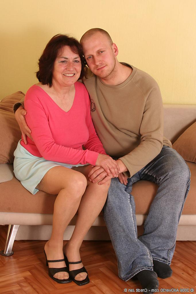 16P Die altbackene Oma mit ihrer haarigen Muschi wird von einem jüngeren Kerl hart gefickt