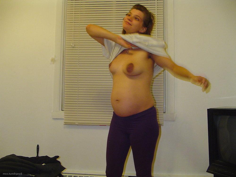 11P Pregnant Milf Spreading