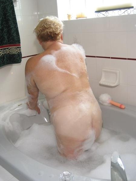 20P Granny in the bath tub