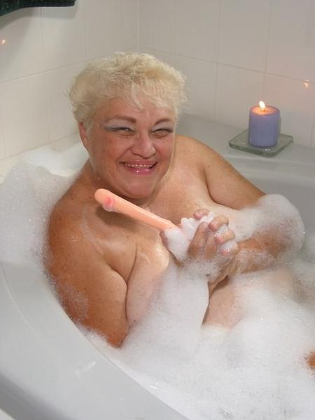 20P Granny in the bath tub