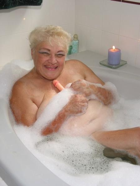 20P Granny in the bath tub