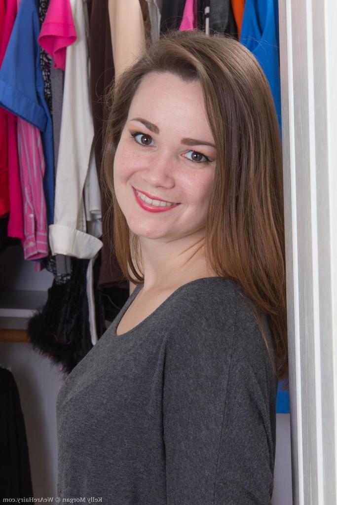 15P Kelly Morgan strips naked in her dressing room