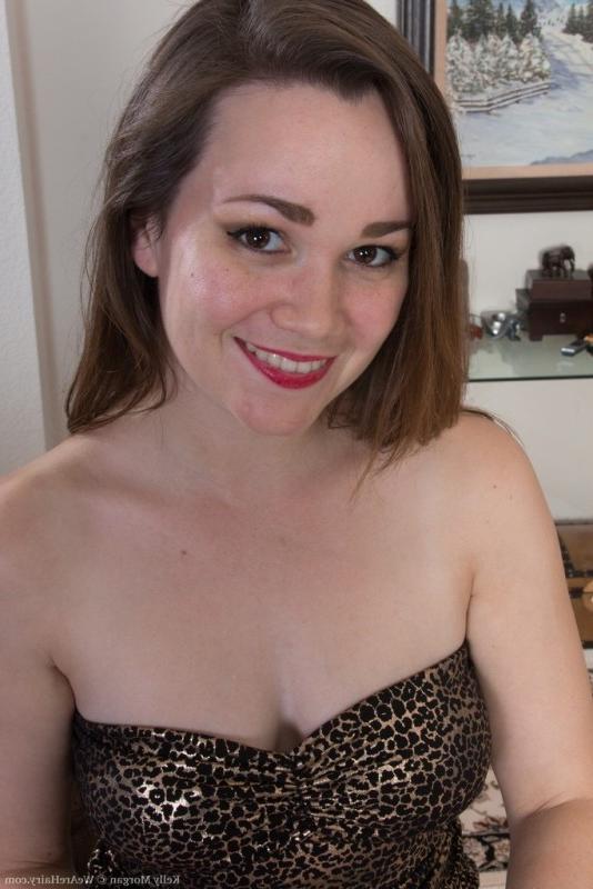 15P Kelly Morgan strips naked in her living room