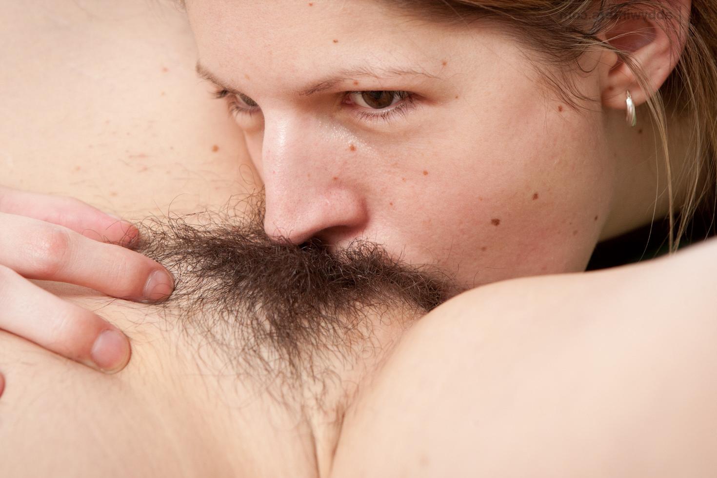 11P Hairy Pussy lesbiaans Face Sitting