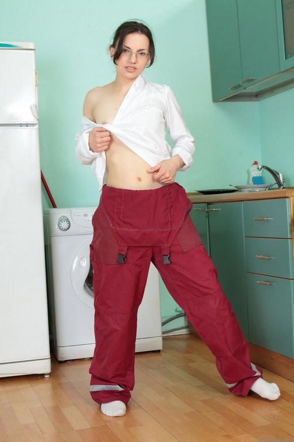 16P Furry Brunette Hottie Spreads Wide In The Laundry Room