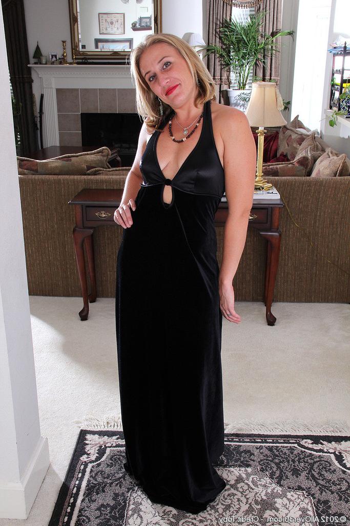 15P Blonde MILFY in nylon shows her thick lipped bald pussy