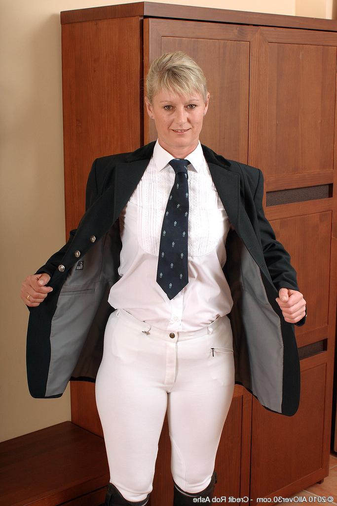 16P Horny 42 year old blond Nicole M strips