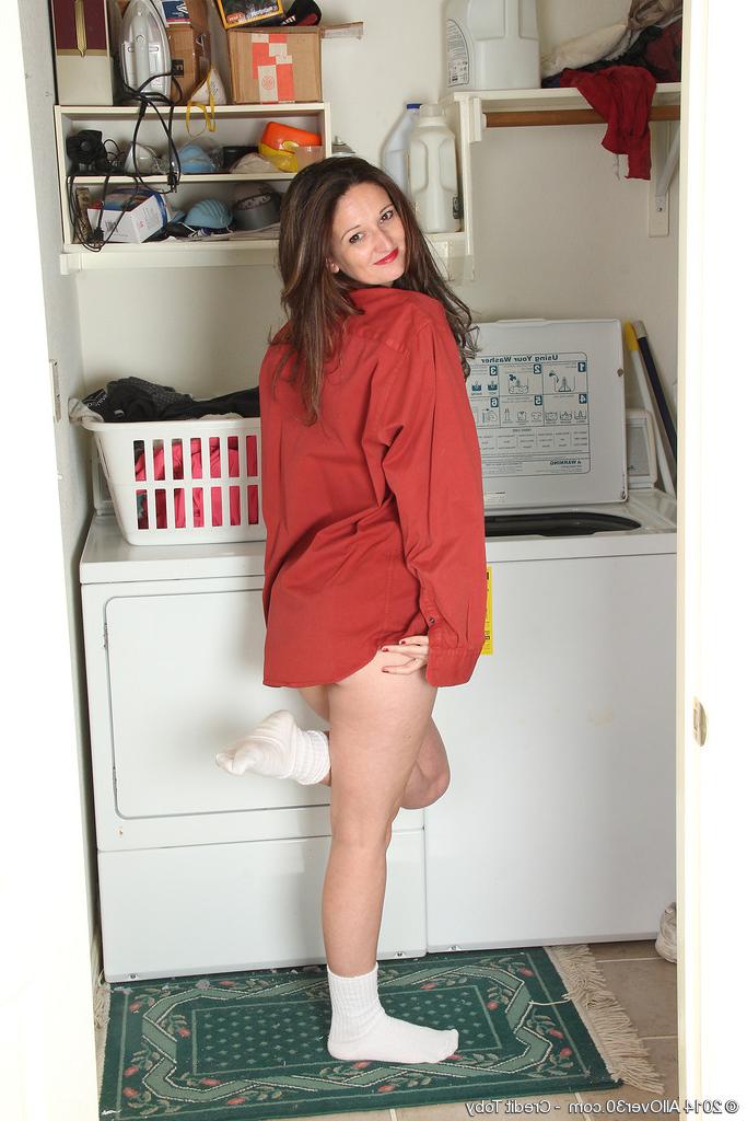 16P 33 year old housewife Victoria Johnson spreading in the wash room|Victoria Johns