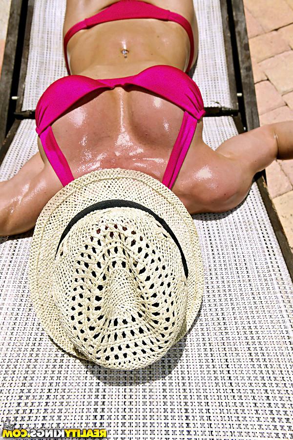 12P Hot sexy milf in the beach with nice big boobs and fat ass gets picked up watch 