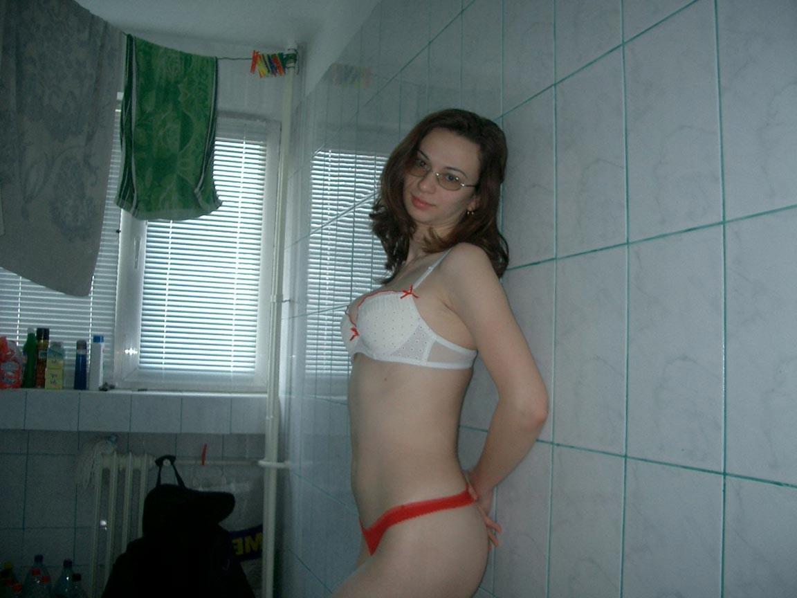 20P Amateur girlfriend posing naked at home