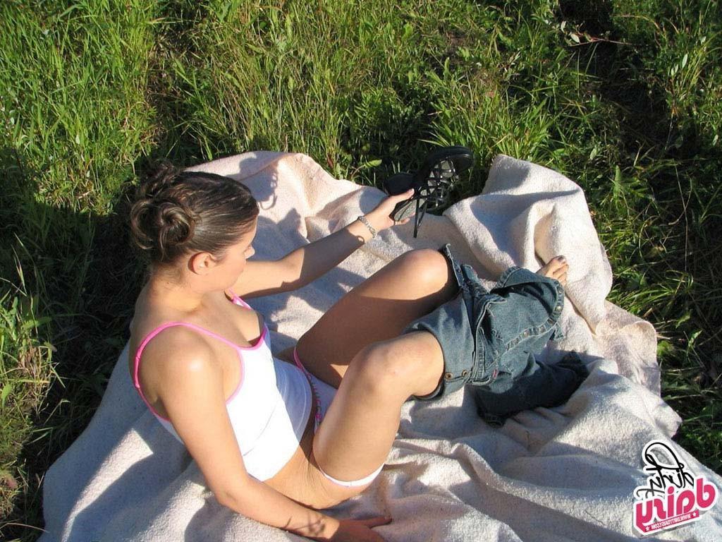 15P This amateur tease Daisy teasing her pussy outdoors