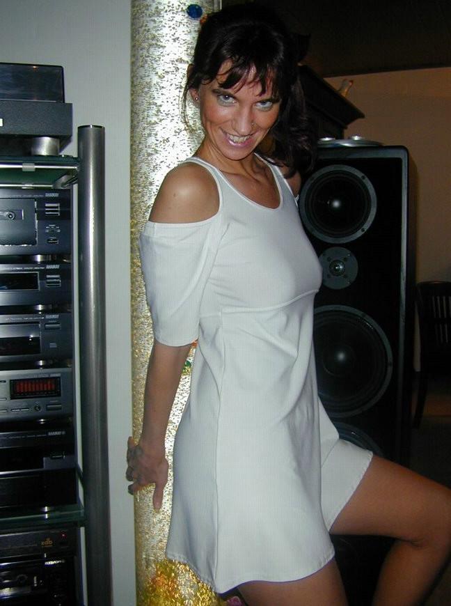 15P Amateur housewife shows tits and cunt