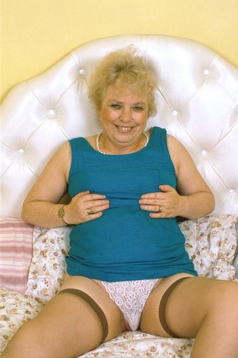 16P Granny spreads big pussy lips