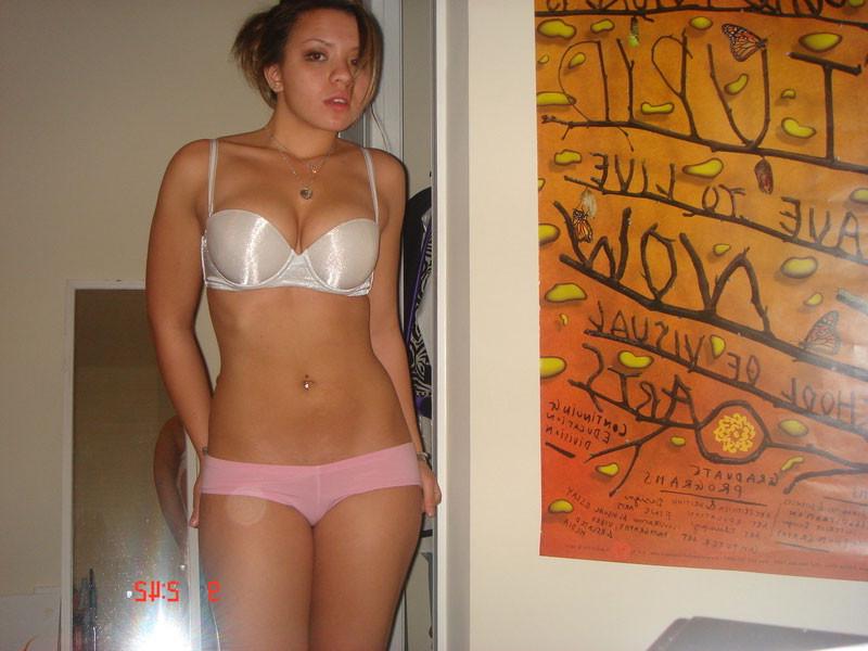 20P Hot brunette girlfriend sucking cock at home