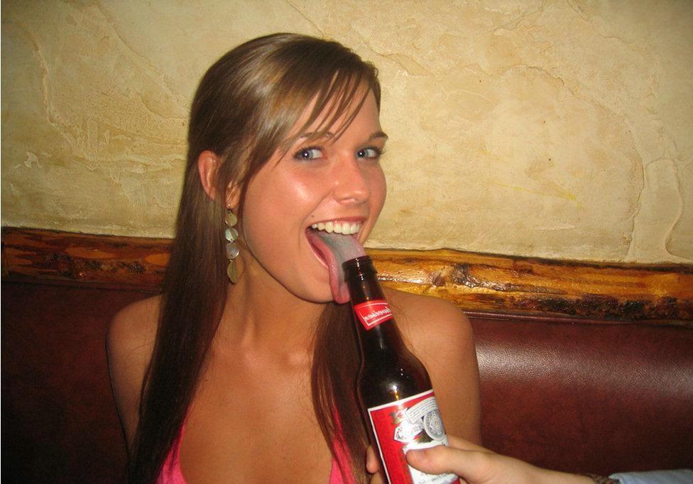 20P Hot amateur girlfriend posing nude at home