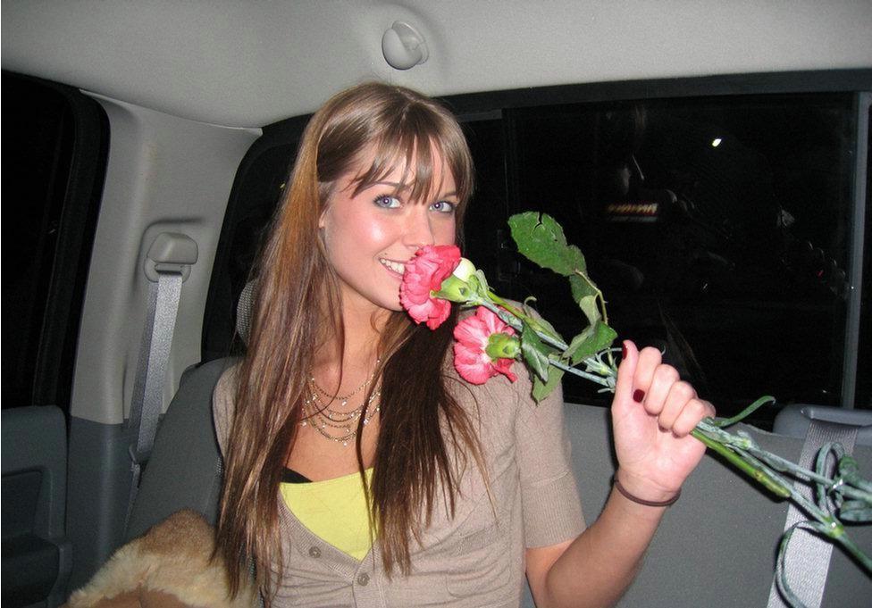 20P Hot amateur girlfriend posing nude at home