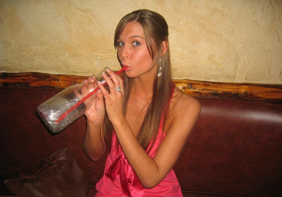 20P Hot amateur girlfriend posing nude at home