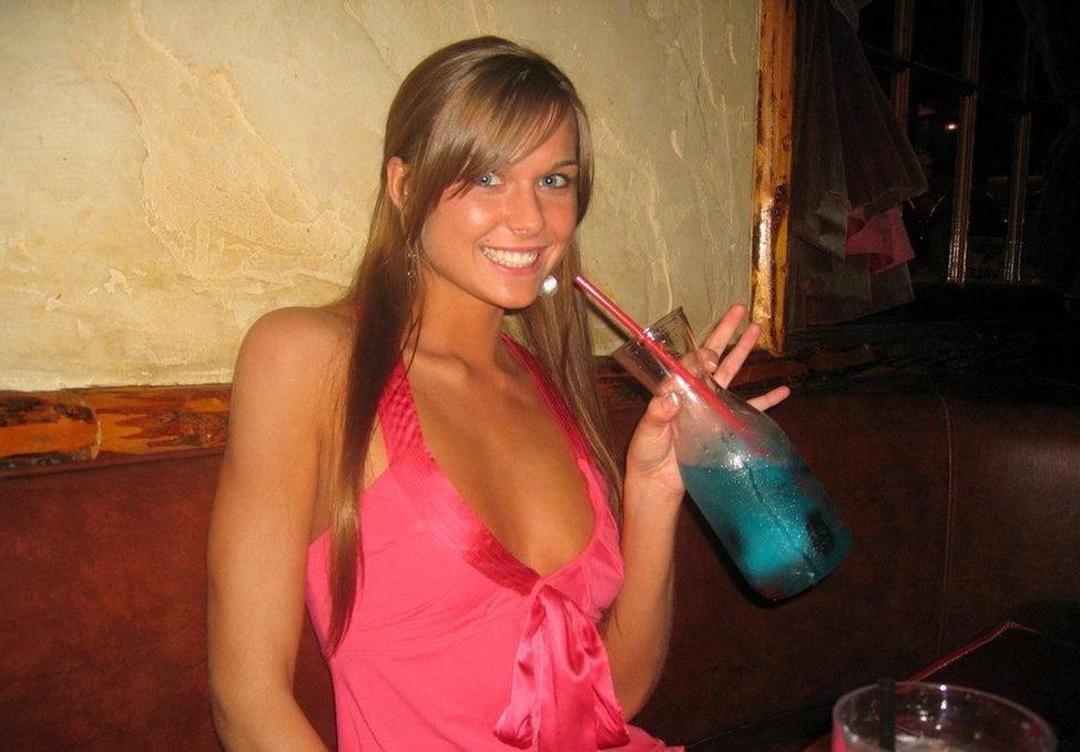 20P Hot amateur girlfriend posing nude at home