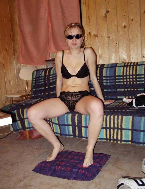 20P Amateur blonde girlfriend sucking cock with sunglasses
