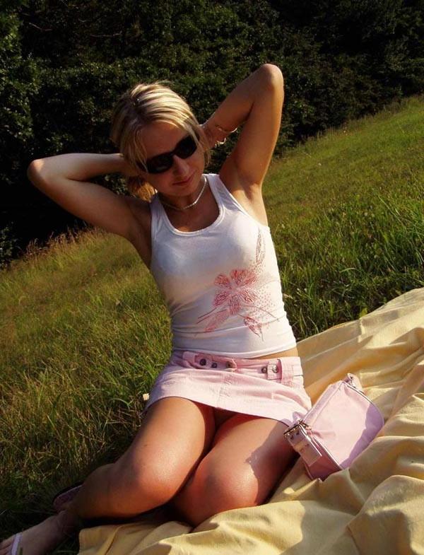 20P Amateur blonde girlfriend sucking cock with sunglasses