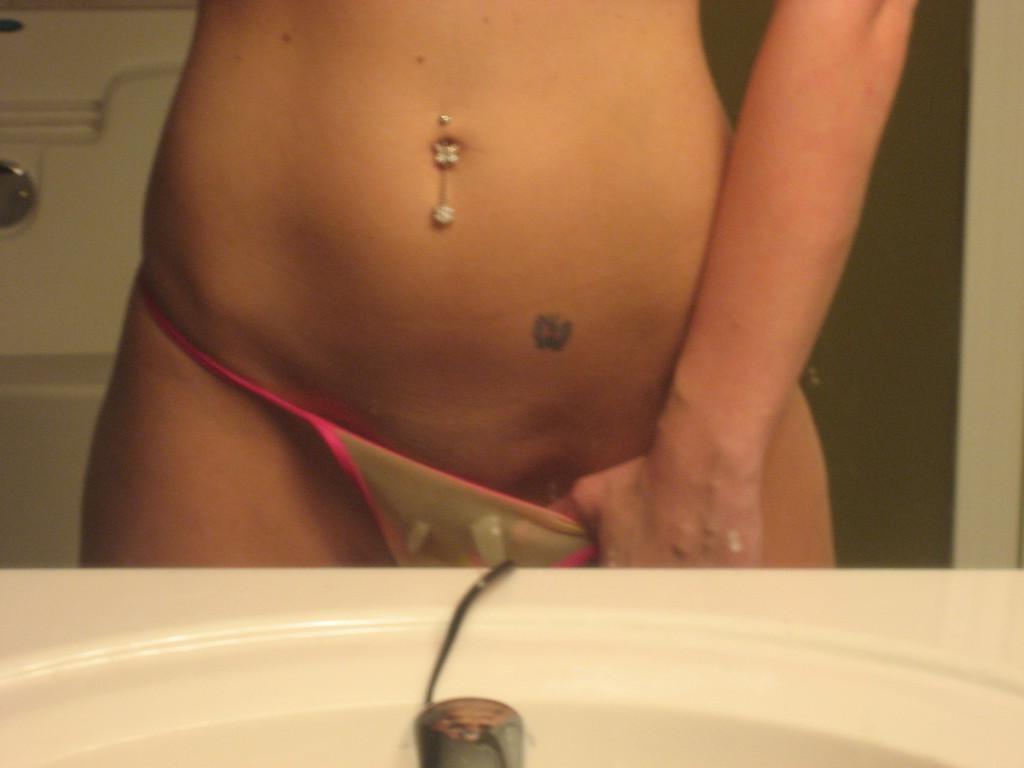 20P Amateur girlfriend posing naked and sucking cock at home