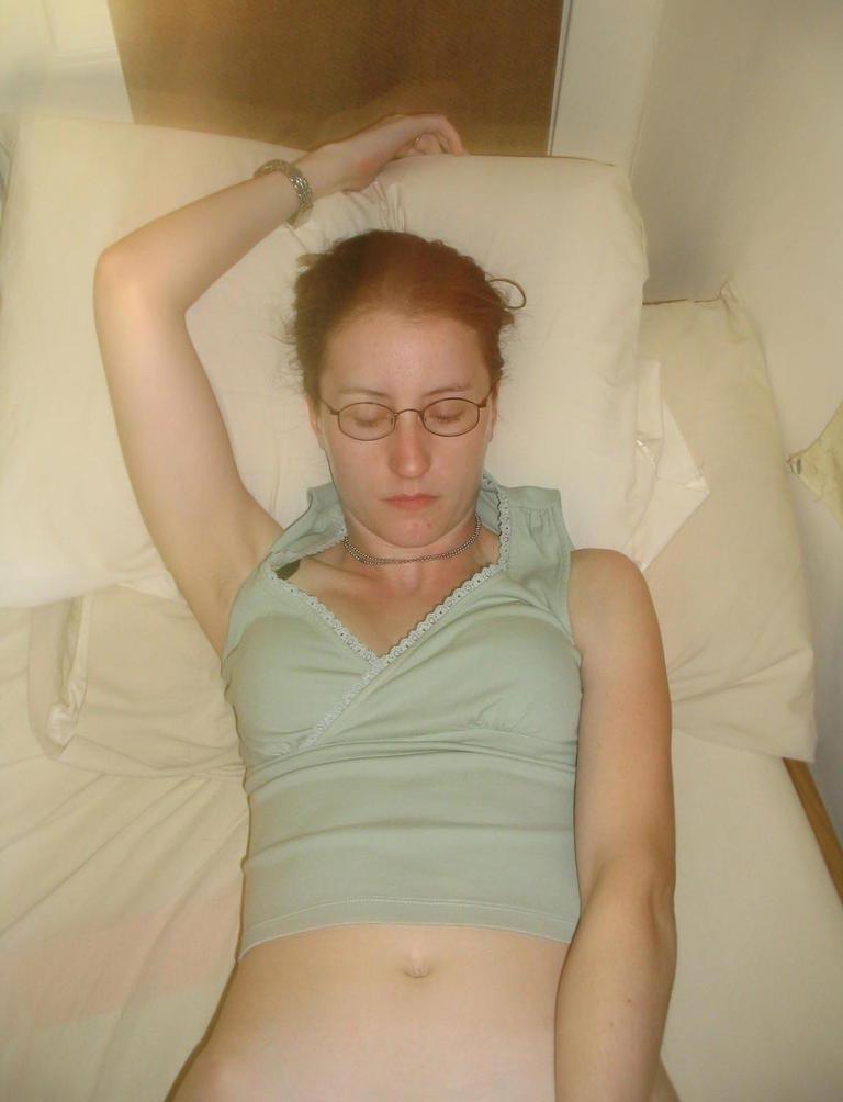 20P Amateur brunette girlfriend nude and sucking cock