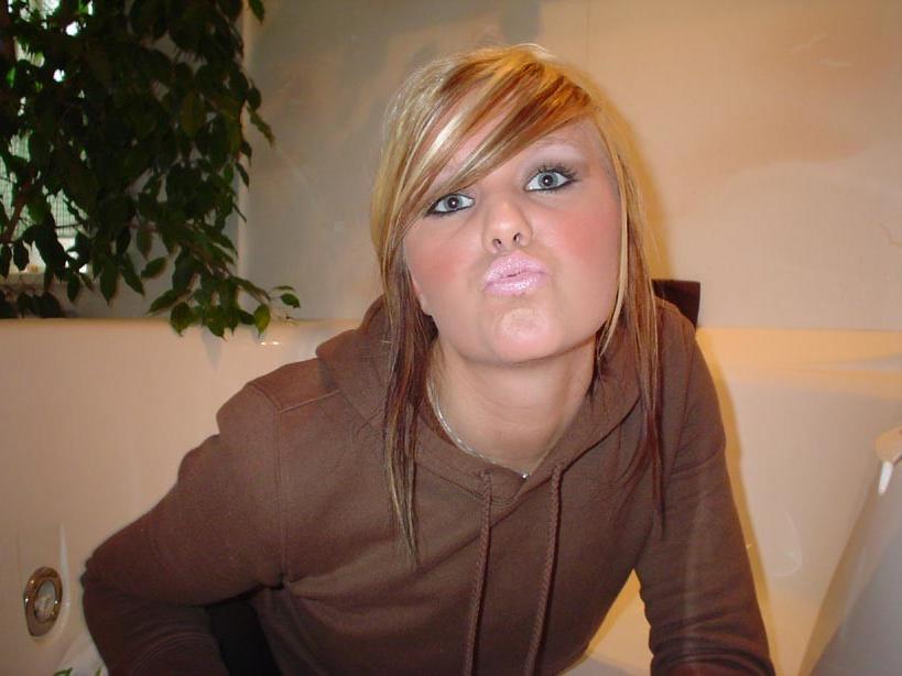 20P Awesome blonde girlfriend sucking cock in the bath tube