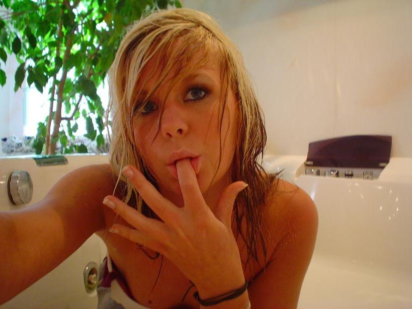 20P Awesome blonde girlfriend sucking cock in the bath tube