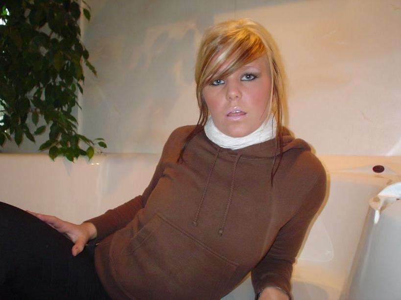 20P Awesome blonde girlfriend sucking cock in the bath tube