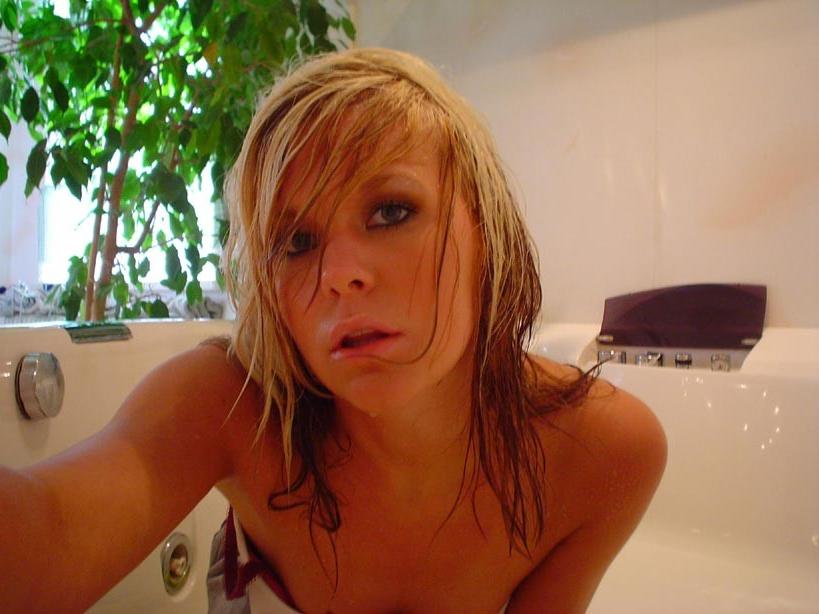 20P Awesome blonde girlfriend sucking cock in the bath tube