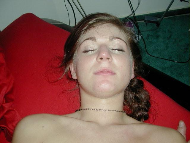 20P Amateur girlfriend posing and sucking at home