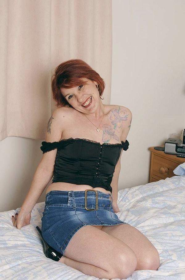 16P Mature biker mom gets herself off with vibrator