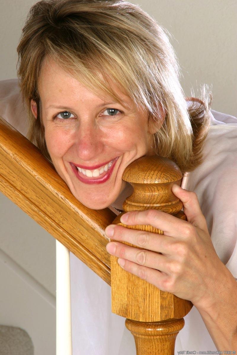 15P Blonde milf in white nightie stripping on stairs