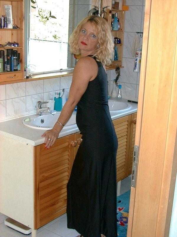 16P Mature housewife gives head and gets fucked