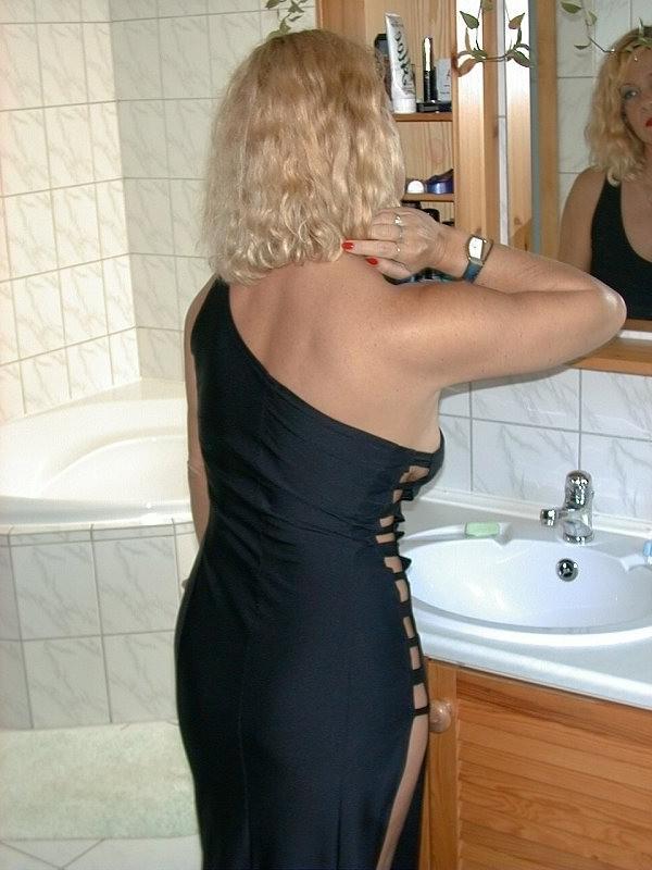 16P Mature housewife gives head and gets fucked