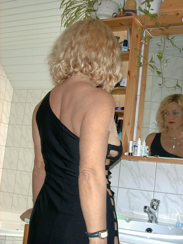 16P Mature housewife gives head and gets fucked