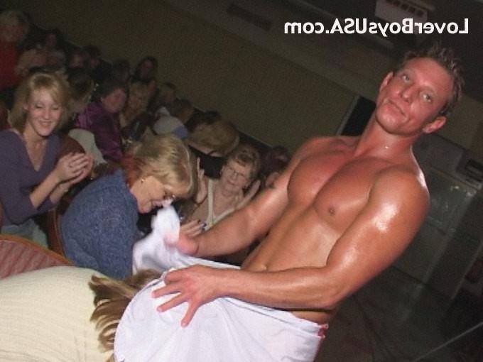 16P Durchschnittliche Frauen geraten bei einer Stripshow für Männer außer Kontrolle