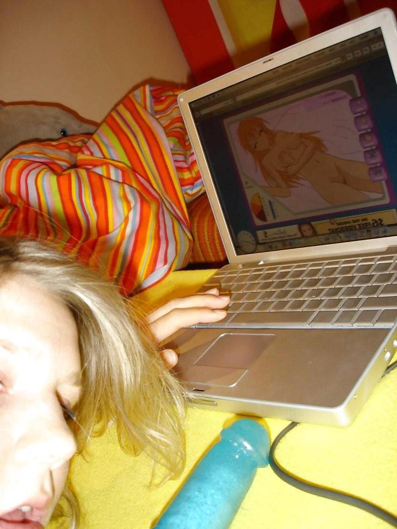 25P Nude amateurs in front of computer
