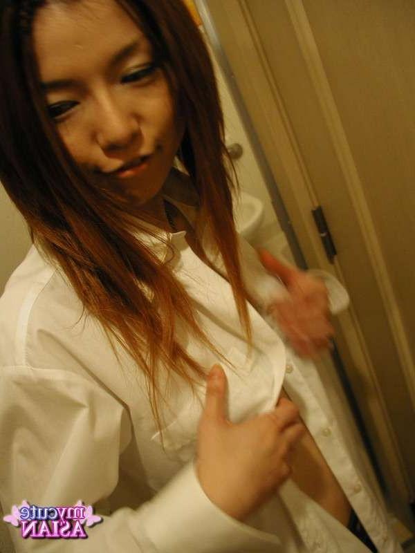 16P Hot japanese amateur is taking a sexy shower