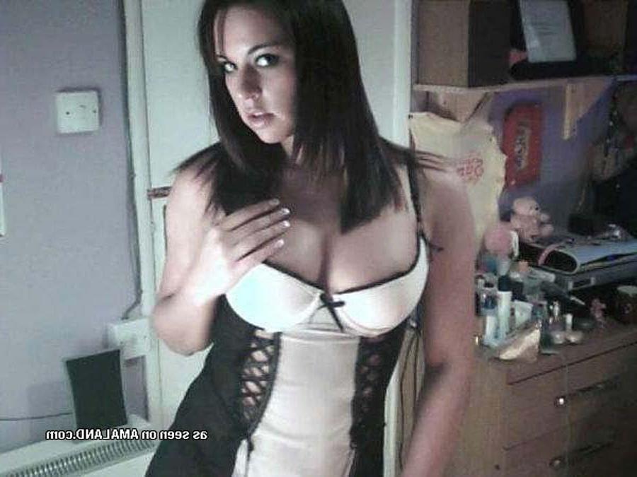 16P Mexican hotties naked and wet while posing