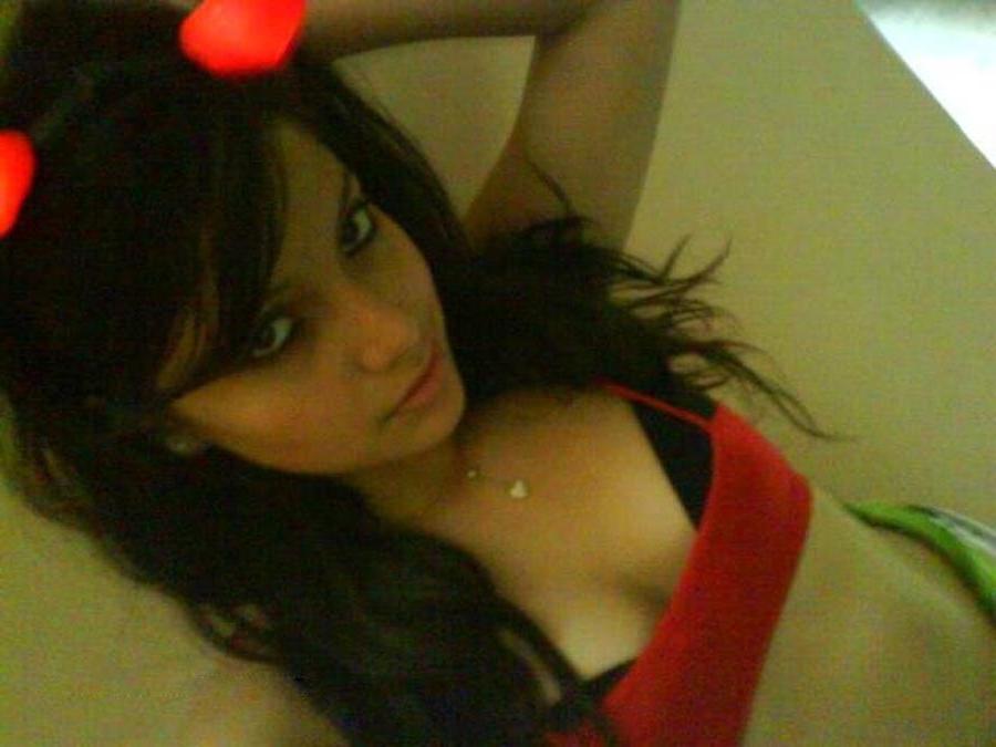 15P Mexican hottie posing seductively on cam