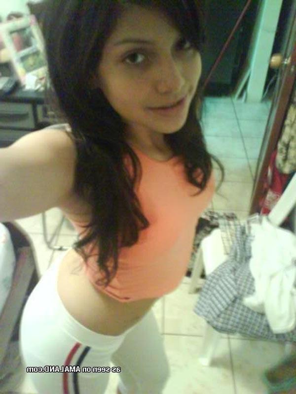 15P Mexican hottie posing seductively on cam