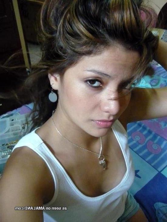 15P Mexican hottie posing seductively on cam