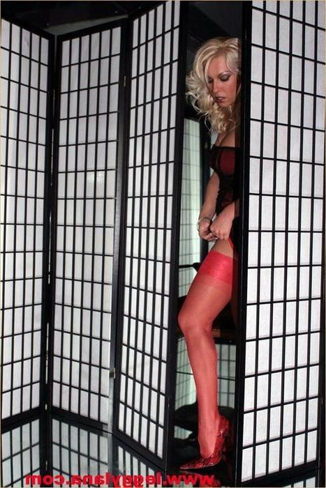 12P Leggy Lana Fingering In Stockings