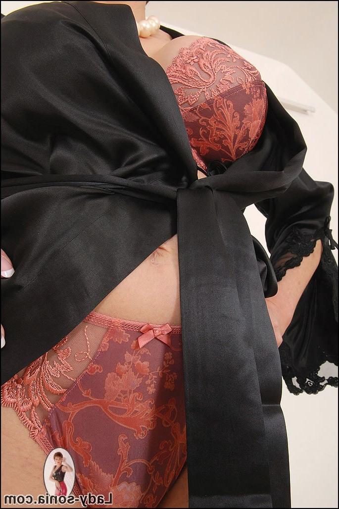 15P Big tit Lady Sonia in her lacy bra and panties