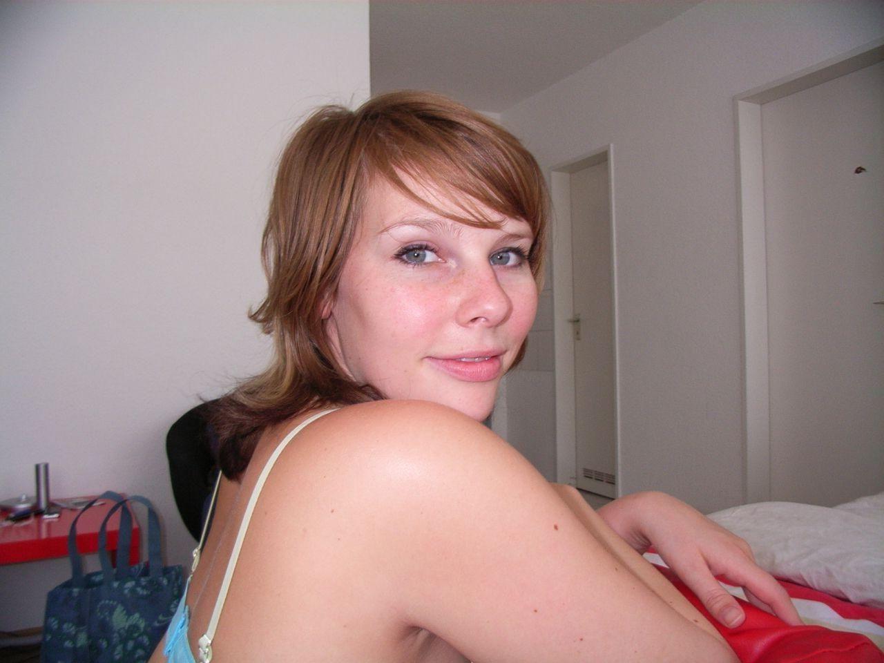 15P Oiled up amateur girlfriend showers and toys pussy