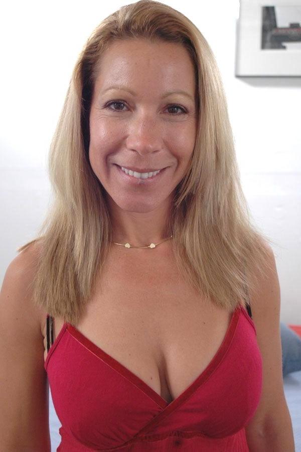 16P Blonde milf in hardcore action on bed