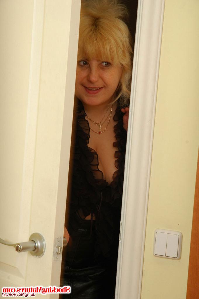 15P Mature older mommy seduced and fucked strong boy in a room