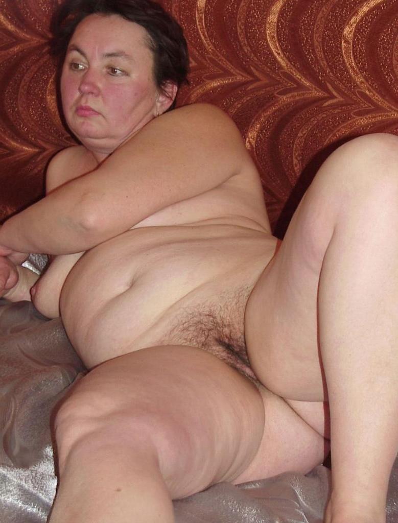 20P Horny chubby mature loves to tease and posed in her bed