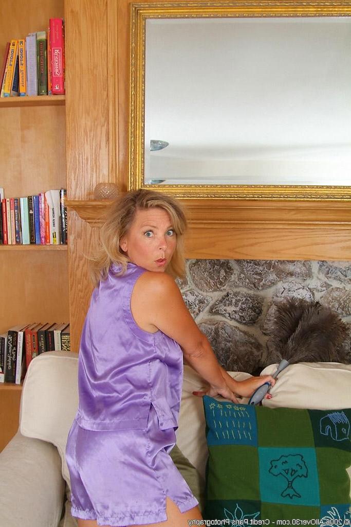 16P Beautiful spread blonde milf in her older thirties
